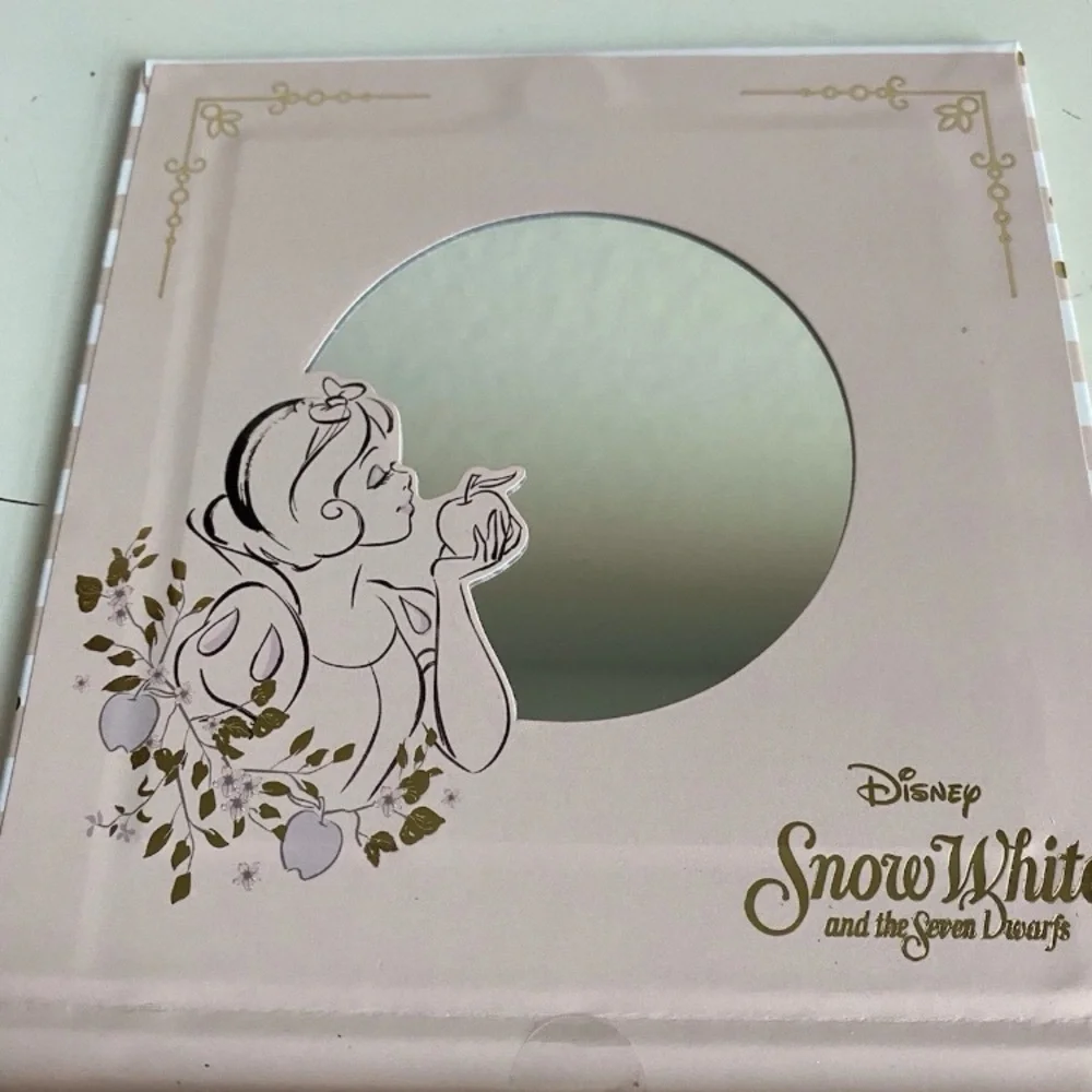 Disney's Snow White Eye Shadow Palette NEW
